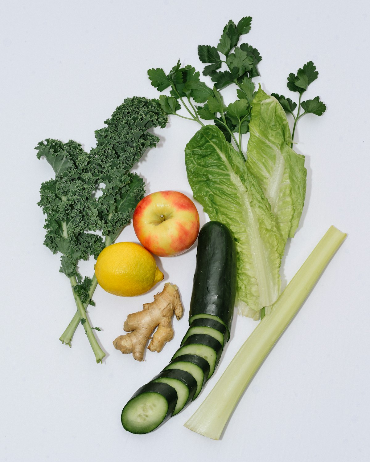 Verduras, frutas y jengibre fresco sobre fondo blanco